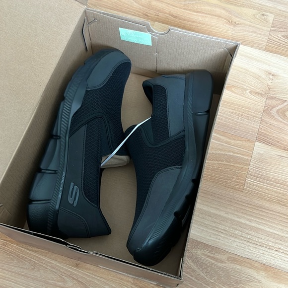 Skechers Men’s Slip-On - Picture 2 of 15